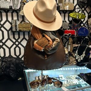 A detail brown Shoulder bag with gold accents